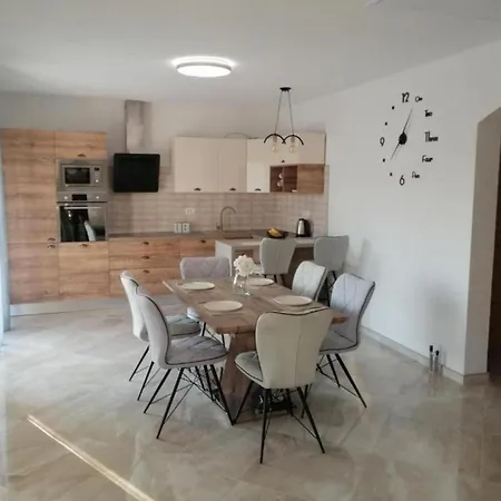 Penthouse Ivan- Two Bedroom With Rooftop Swimming Pool * Drniš