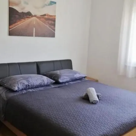 Penthouse Ivan- Two Bedroom With Rooftop Swimming Pool * Drniš