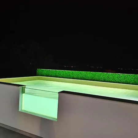 Penthouse Ivan- Two Bedroom With Rooftop Swimming Pool Drniš